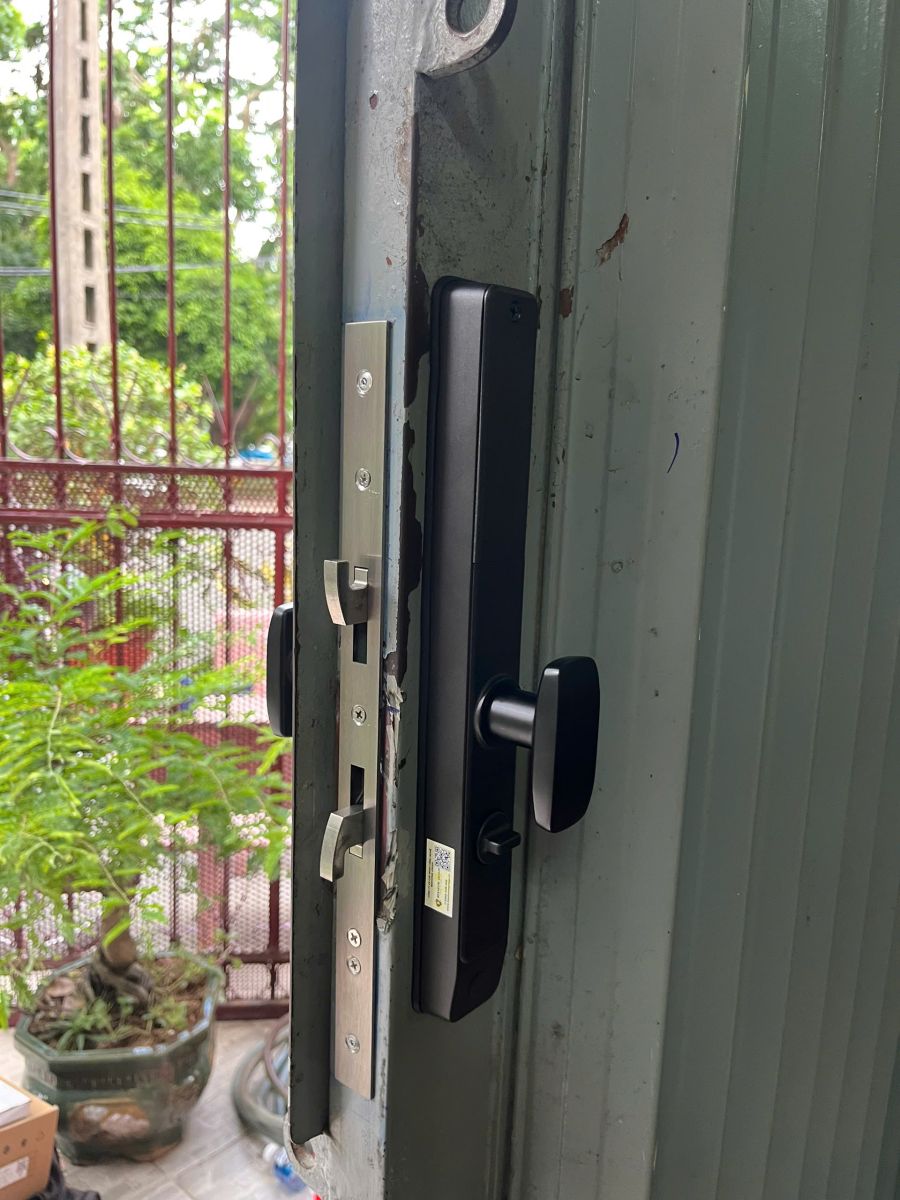 KHÓA VÂN TAY CHO CỬA LÙA , KÉO XẾP LAFFER RF21