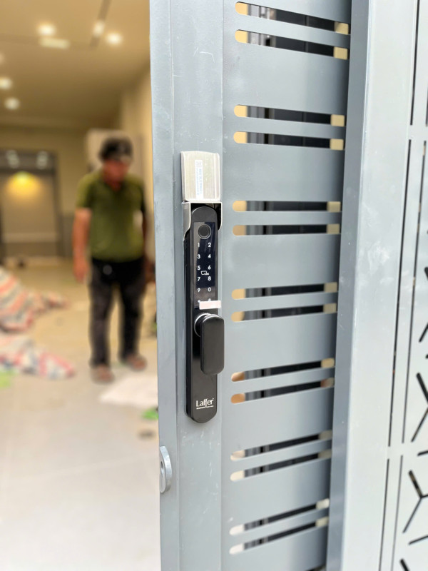 KHÓA VÂN TAY CHO CỬA LÙA , KÉO XẾP LAFFER XF19