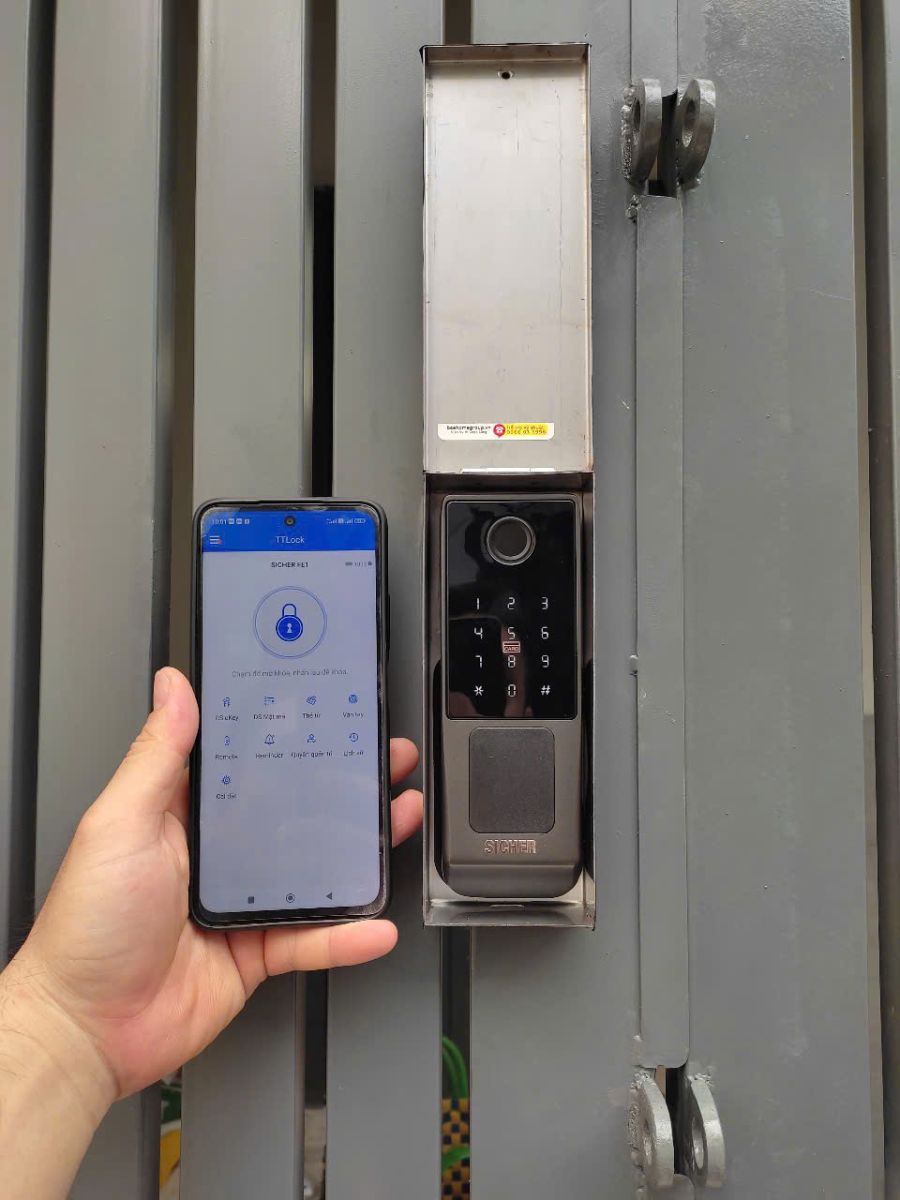 Hộp Che Mưa Cho Khóa Cổng Vân Tay Ngoài Trời Tại Beehome Group
