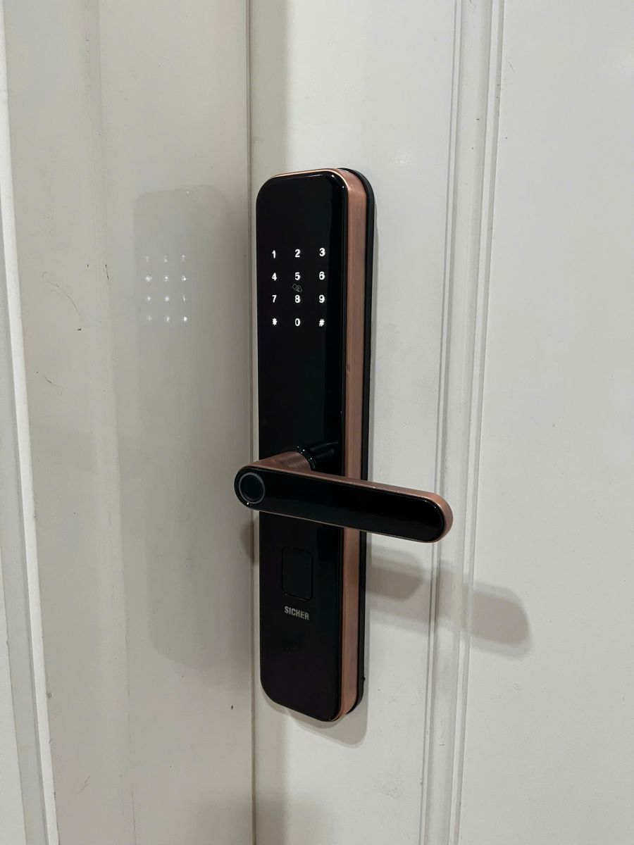Lắp đặt khóa vân tay cho cửa gỗ SICHER S38B Tại HCM