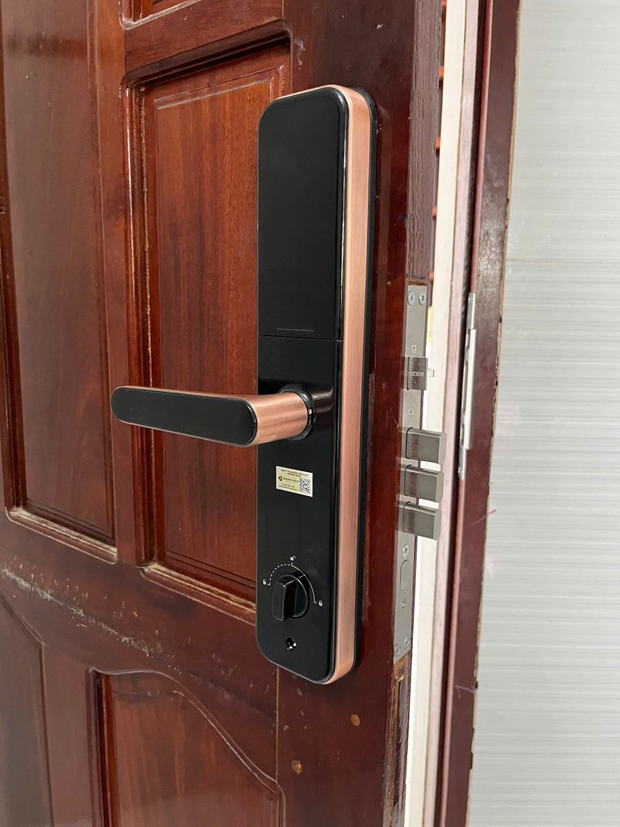 Lắp đặt khóa vân tay cho cửa gỗ SICHER S38B Tại HCM