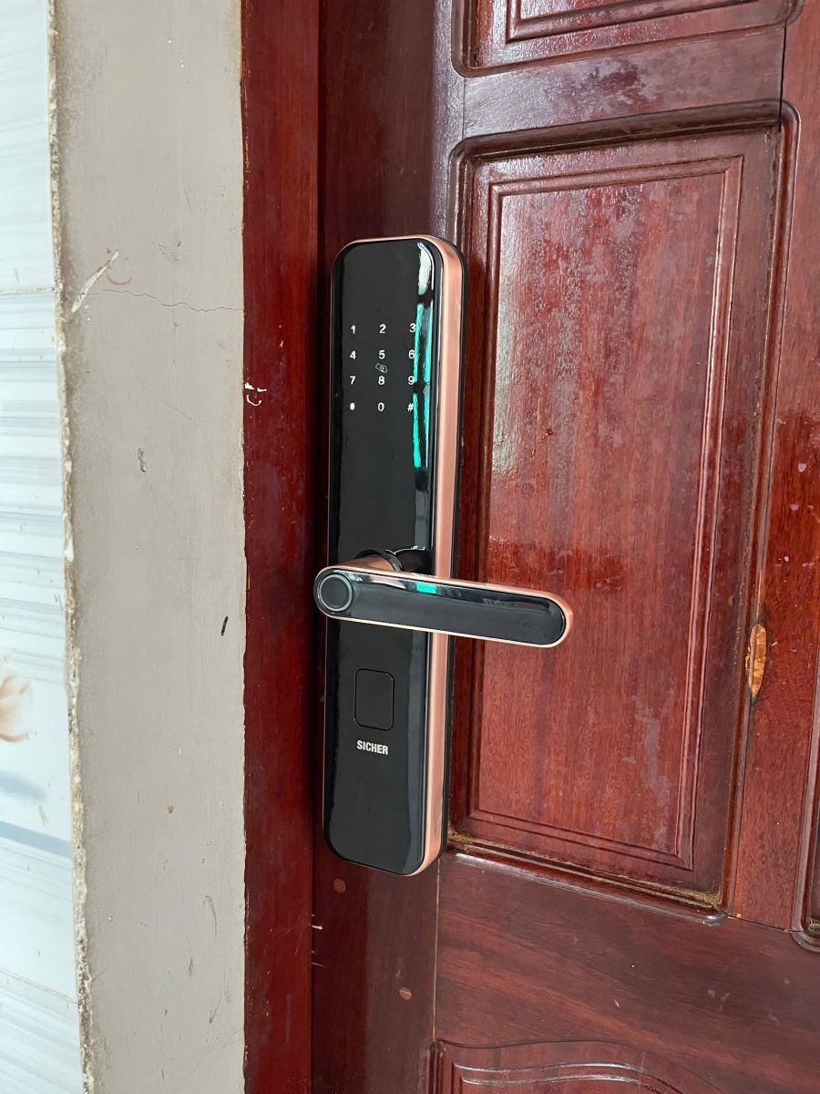 Lắp đặt khóa vân tay cho cửa gỗ SICHER S38B Tại HCM