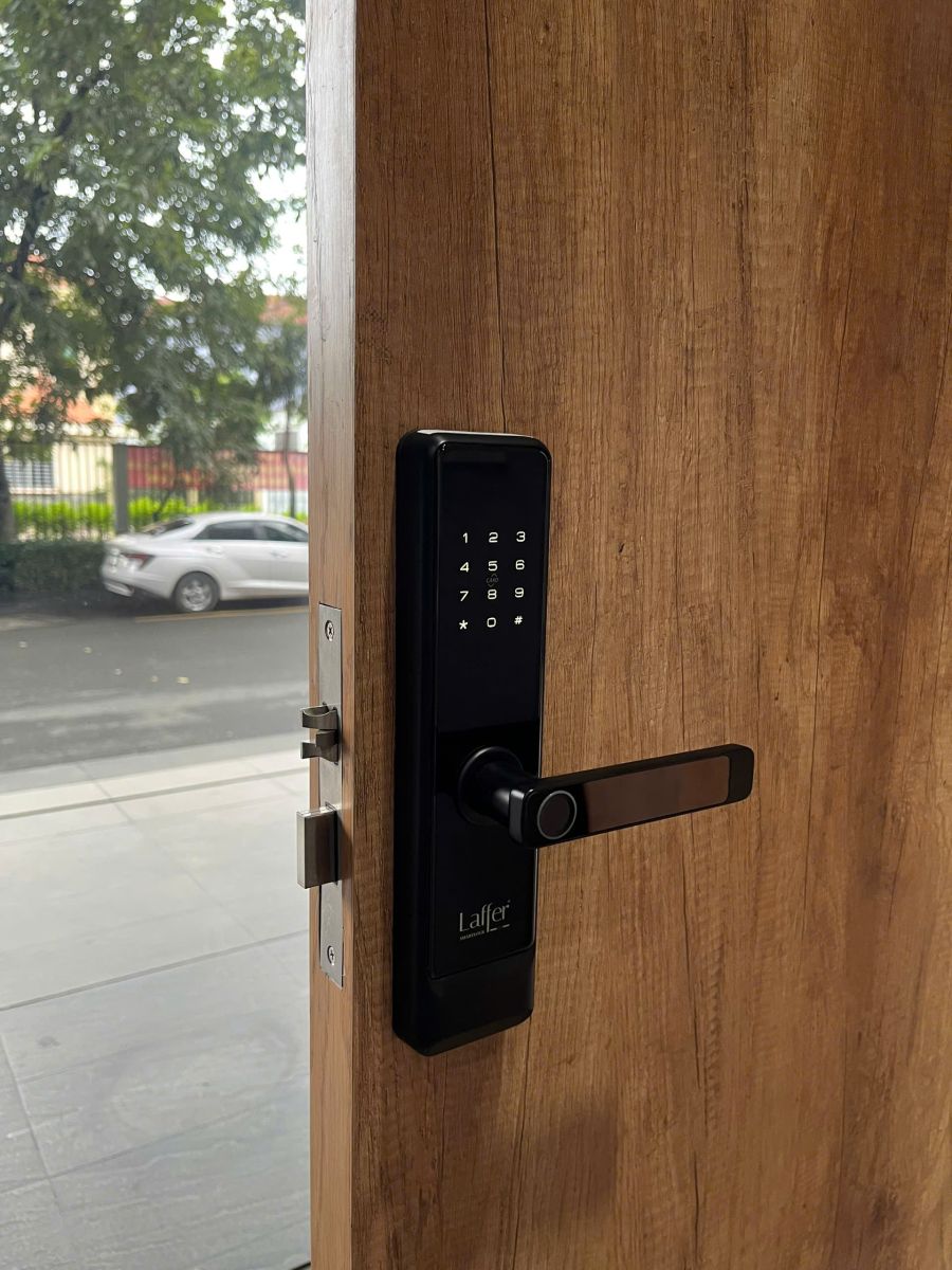 Sửa khóa vân tay cửa gỗ Laffer tại HCM