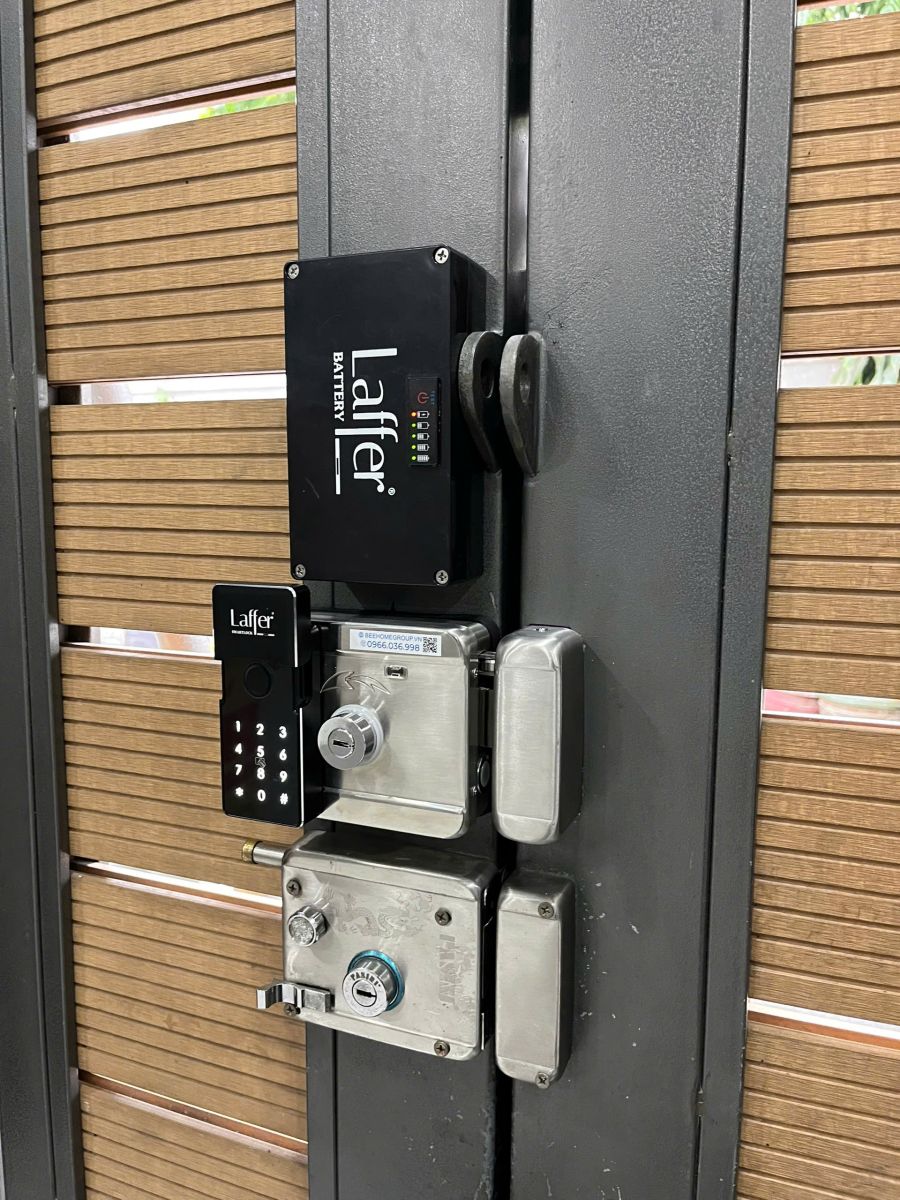 Lắp đặt khóa vân tay cao cấp Laffer A18 Pro (2F) tại Gò Vấp