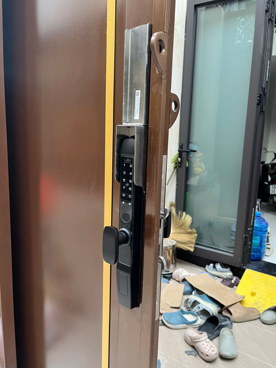 Khóa vân tay cao cấp cho cửa lùa tại HCM