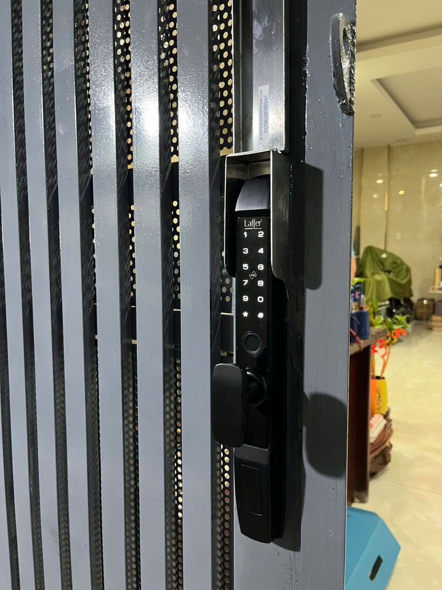 Khóa vân tay cao cấp cho cửa lùa tại HCM