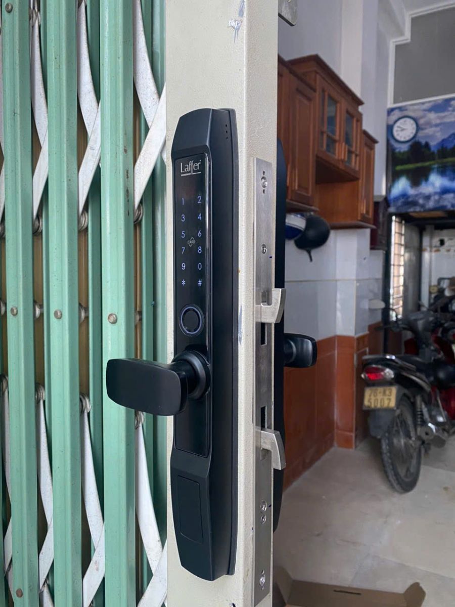 Khóa vân tay cho cửa lùa tại HCM